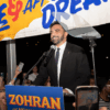 Zohran Mamdani vince le primarie dem di New York. E’ il volto nuovo del movimento anti Trump | Il Corsivo di Giovedì 26 Giugno 2025